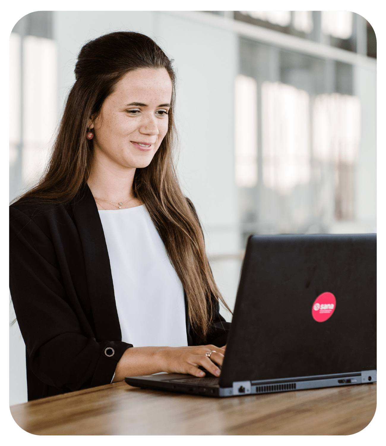 sana customer support woman working at a laptop